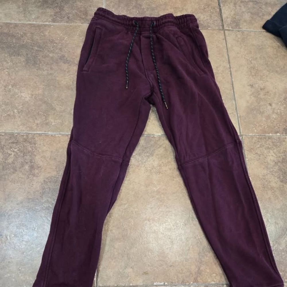 American Eagle Men’s Burgundy Joggers – Size XS